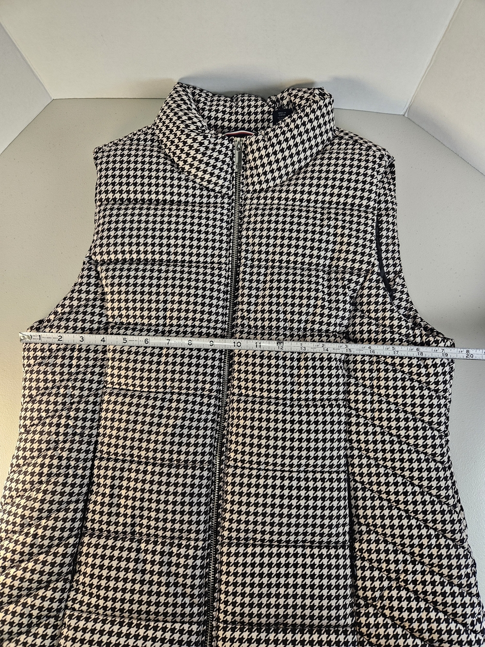 Tommy Hilfiger Black and White Houndstooth Quilted Puffer Vest Like New - Picture 4 of 13